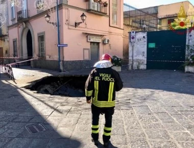 Απορριμματοφόρο έπεσε σε τεράστια τρύπα βάθους 12 μέτρων στη Νάπολη (βίντεο-φωτο)